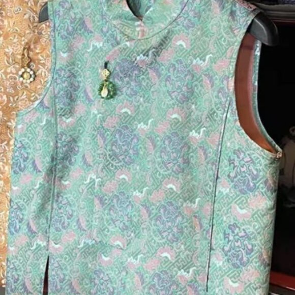 Elegant Chinese-Style Brocade Vest β Timeless Vintage Charm - Picture 1 of 4